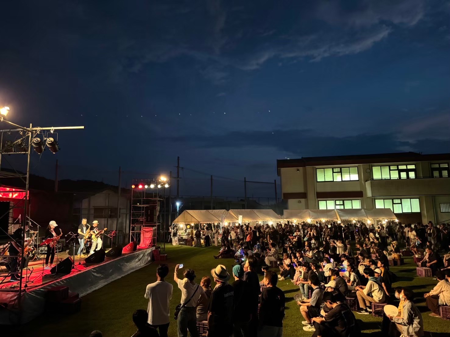夜のステージライブと観客