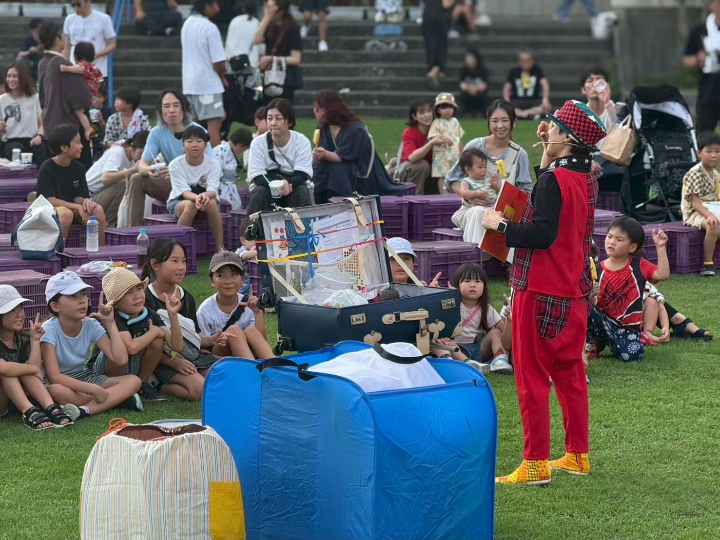 大道芸人と子どもたち