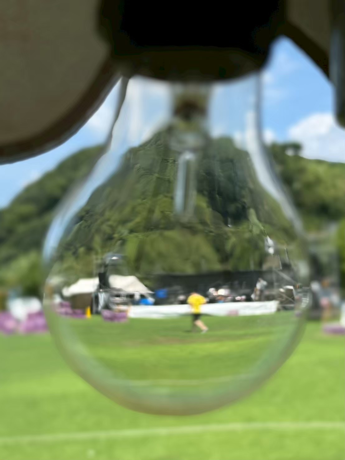 会場風景（電球越しに）